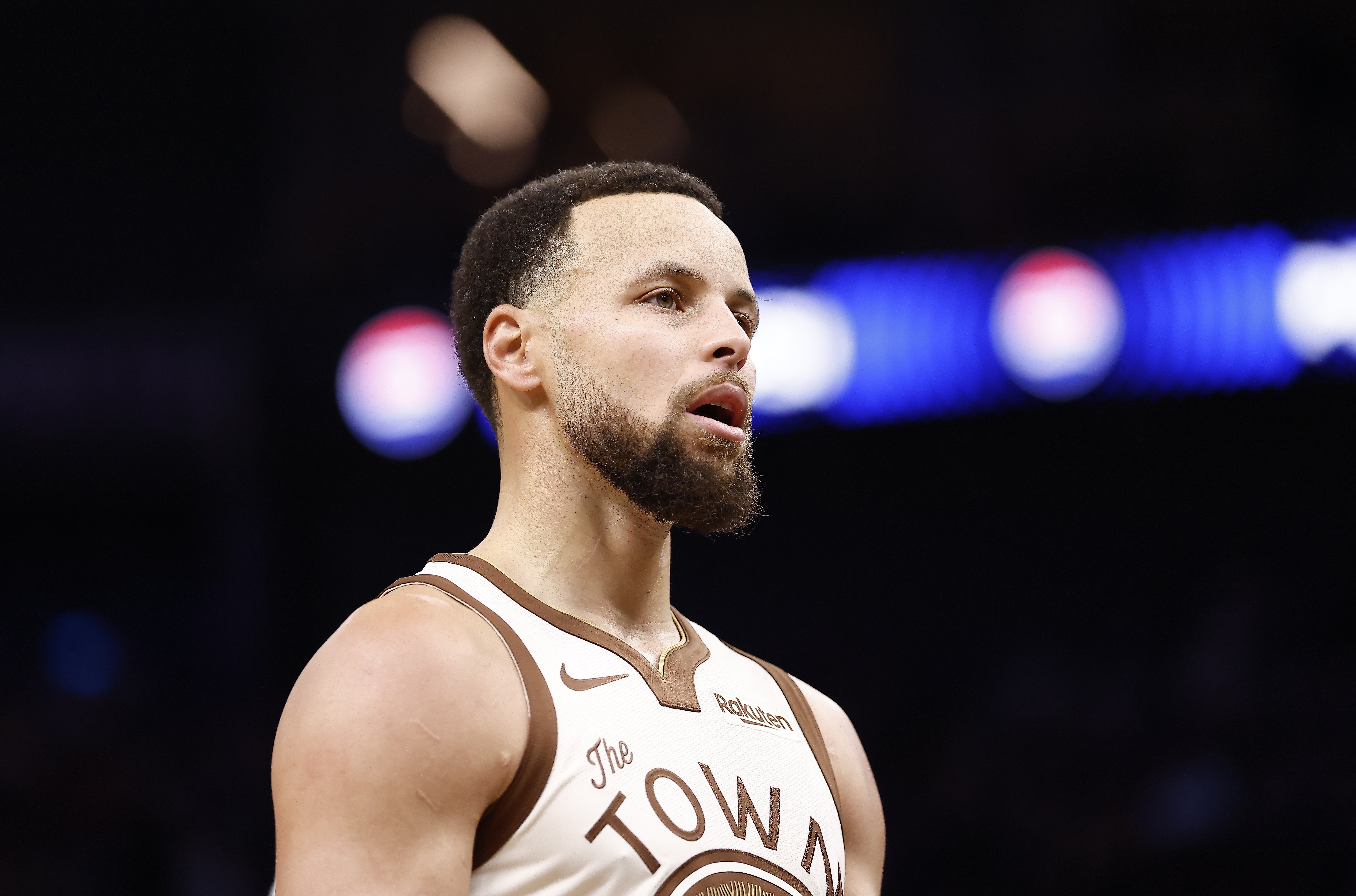 爱游戏真人体育娱乐-遭遇严防！库里16中6拿到16分3板3助1断 正负值-25